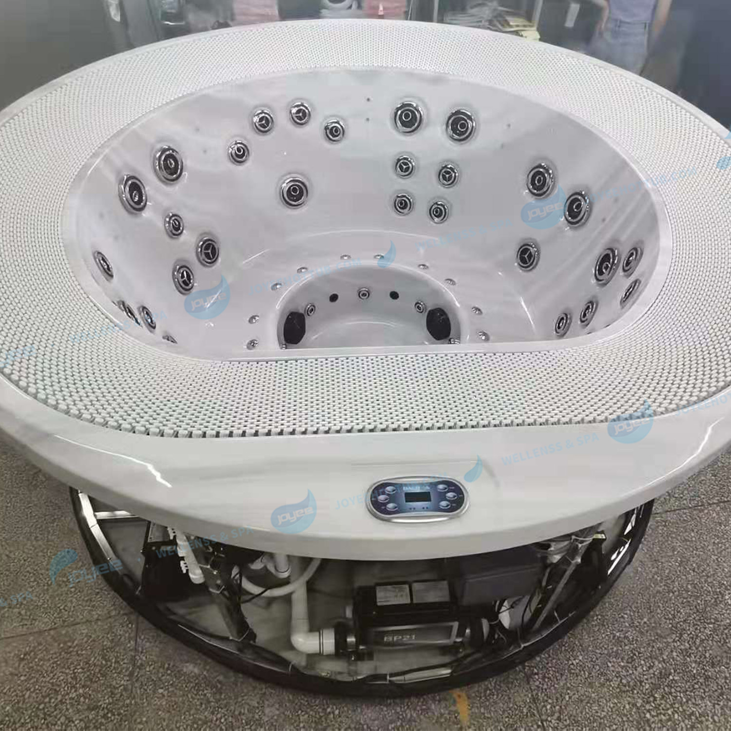 circle jacuzzi